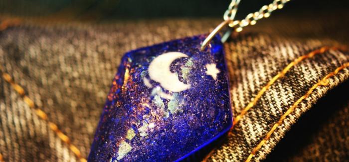 ラフォルム ガラスジュエリー ガラスアクセサリー Luminous Moon ～ 月光の祈り ～ 美しいコバルトブルーをベースにいたしました。美しいラメの輝きが、五面体のフォルムを通して美しく輝きます。太陽光でご覧いただきますと、一層美しくご覧いた…