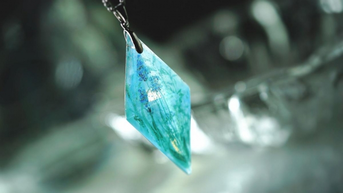 ラフォルム ガラスジュエリー ガラスアクセサリー Dreamblue ～ 朝靄の花園 ～ 朝靄の中に咲く神秘の花園。 優しさ溢れる青緑系半透明の八面体のガラスに閉じ込められた繊細な葉や花が、まるで夢の中を漂うように浮かび上がります。表裏で異なる雰囲…