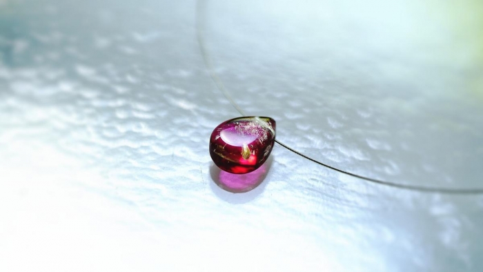 ラフォルム ガラスジュエリー ガラスアクセサリー ROSE TEAR ～ 恋ごころ ～ 可愛らしい赤系ピンクの薔薇はとても魅力的。可愛らしく素敵な薔薇からひとしずくの涙がこぼれました。そんなイメージの可愛らしいペンダントです。細身のステンレスワイヤ…