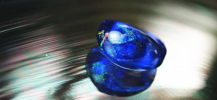 ラフォルム ガラスジュエリー ガラスアクセサリー Sea of various colors ライトスカイブルーをベースに美しい海の青のイメージを表現しました。光の当たり方で、濃い目にも、また淡くも見えます。トップ部分にはガラスの王様と呼ばれている…