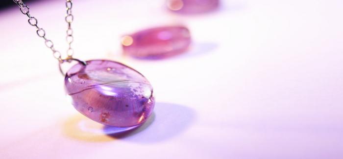 ラフォルム ガラスジュエリー ガラスアクセサリー 花紫の微風 優しく美しい、ラベンダーをベースにいたしました。またラベンダーに合うアメジストや、ミルフィオリなども少し使用して、マーブル加工を施しました。紫は光源により多少色合が変化して見えますので、…