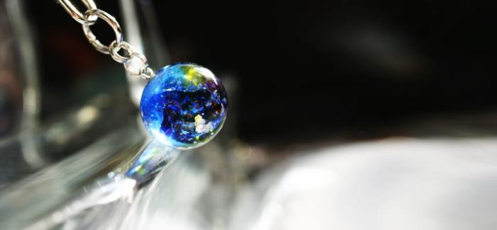 ラフォルム ガラスジュエリー ガラスアクセサリー Rainbow Planet 星空に虹がかかっているようなイメージを表現した球体キーフォルダーです。ブルー系の少し明るい夜空に満天の星が輝き、神秘的に色づいた虹が出ているような雰囲気です。球体を透過…