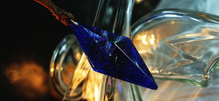 ラフォルム ガラスジュエリー ガラスアクセサリー Dreamblue ～ Gradient Planet ～ 紫と青のグラデーション加工したラメ入り八面体ペンダント。青から深い紫へと色のグラデーションと、見る角度や光の当たり方により美しいラメの輝き…