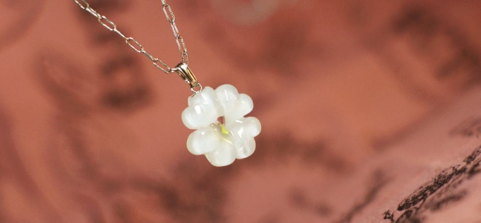 ラフォルム ガラスジュエリー ガラスアクセサリー Pure white clover ～ Pretty  ～ 白雪姫のように可愛くて優しい色合いのクローバーは、とても素敵です。ハート形の四枚の花びらがふっくらしたフォルムでとても優しく可愛らしいイメ…