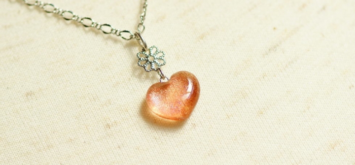 ラフォルム ガラスジュエリー ガラスアクセサリー Coral heart ～ Sunset ～ 丸味のある小さめのハートネックレスです。
色合いは優しい透明なオレンジ系のコーラルオレンジをベースカラーにしています。内部には淡い赤系のラメを施しまし…