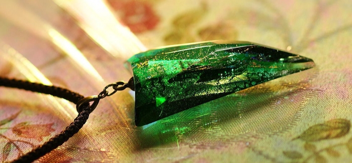 ラフォルム ガラスジュエリー ガラスアクセサリー Multidimensional Emerald 透明感のある美しいエメラルドグリーンをベースに、幾重にも重なったラメやダイクロ偏光ガラスが煌く存在感のあるペンダントに仕上がりました。表面にはランダ…