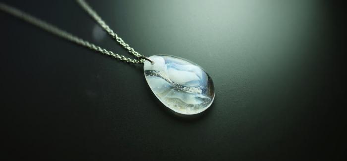 ラフォルム ガラスジュエリー ガラスアクセサリー Snow fairy ～ 雪の羽衣 ～ シンプルな身に着け易いドロップタイプのフォルムです。クリアーをベースに、半透明のホワイトがまるで羽衣のようなイメージで施されています。全体には、美しく輝くガラ…