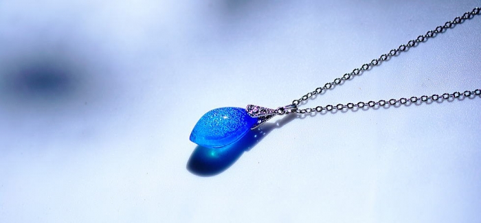 ラフォルム ガラスジュエリー ガラスアクセサリー 氷の薔薇 ～ 煌く青の世界 ～ ふっくらした小振りのバラの蕾の内部は、濃い目のブルーから淡いブルーへとグラデーションになり、その色合いを包み込むようにダイクロ偏光ガラスの美しいブルーの煌きを施しまし…