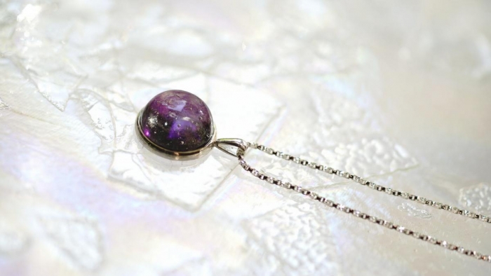 ラフォルム ガラスジュエリー ガラスアクセサリー Purple evening sun Ⅱ シンプルな円形の周囲にSilver925製の枠を設置したコラボレーションペンダントです。ガラス部分はパープルの透明色。その内部には神秘的なラメが煌きます。ぜ…