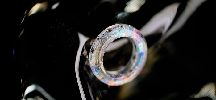 ラフォルム ガラスジュエリー ガラスアクセサリー Dichroic princess crown 煌びやかで様々な色味の美しさを閉じ込めた世界にひとつのオリジナルガラスリングが完成いたしました。丸みを持たせた柔らかなフォルムに、サイズの異なる5石の…