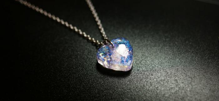 ラフォルム ガラスジュエリー ガラスアクセサリー 清らかな思い出 ～ もも ～ / ハート  クリアーをベースにした透明感のあるハートです。表面は細かなアイスロック調のカット加工をしていますので、光が乱反射して綺麗です。また、ダイクロ偏光ガラスを施…