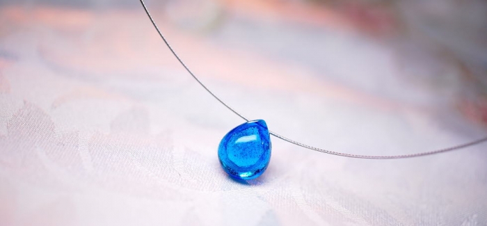 ラフォルム ガラスジュエリー ガラスアクセサリー BLUE TEAR ～ 永遠の心 ～ 優しい水色系の透明色をベースにした、可愛らしいドロップタイプのメモリアルペンダントです。内部空間には「思い出の大切なもの」をお入れしています。ステンレス製のワイ…