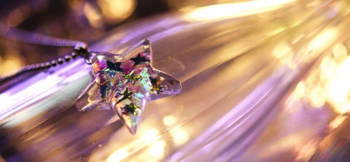 ラフォルム ガラスジュエリー ガラスアクセサリー Brilliant Star 透明の星は、見る角度や光の入り方で全く色合いが変わるダイクロ偏光ガラスを全体に施しました。見る角度によって、色合いが全く変わって偏光します。内部には、純銀の星が7つ施し…