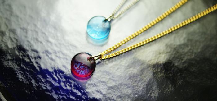 ラフォルム ガラスジュエリー ガラスアクセサリー SMILES ラメ入りの小さな円形ネックレストップ。ピンク系の作品は、ゴールドピンクという美しい赤系のピンクにブルー系ゴールド系などのラメをお入れしています。ブルー系の作品は、ターコイズブルーをベー…
