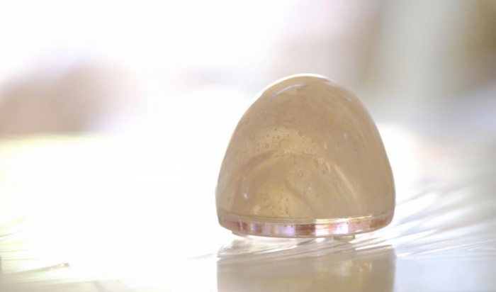 ラフォルム ガラスジュエリー ガラスアクセサリー MEMORIAL EGG DOME 卵の様な高さのある優しいドーム型のフォルム。半透明のような淡く優しいピンク色のマーブル模様の世界にひとつのオリジナルメモリアルオブジェが完成いたしました。裏面側に…