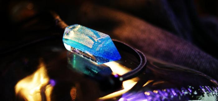 ラフォルム ガラスジュエリー ガラスアクセサリー BLUE CRYSTAL 存在感のある六角柱の水晶タイプのペンダントです。内部にきらびやかなゴールド系が美しく入っています。それぞれの面から違った表情をお楽しみいただけます。ブルー系のグラデーション…