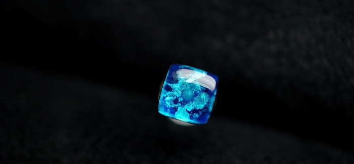 ラフォルム ガラスジュエリー ガラスアクセサリー Attractive cube piercings 神秘的なブルーの中に美しい銀色の煌きをお楽しみいただける、キューブタイプのオリジナル片耳用ピアスが完成いたしました。暗闇でも美しく光を放ちます。樹…