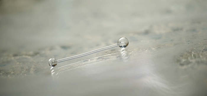 ラフォルム ガラスジュエリー ガラスアクセサリー Pure fashion piercings 耳の軟骨から軟骨など、2箇所の穴を1つのボディピアスで通すインダストリアルピアス。トップと透明樹脂製のピアスパーツ全てをクリアー素材で統一してお作りした…