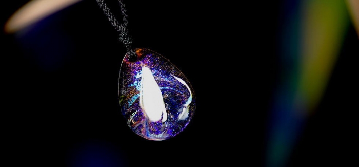 ラフォルム ガラスジュエリー ガラスアクセサリー 煌きの流星群 漆黒の宇宙。質量や時間をも超越するその世界に煌く無数の星。銀河や流星に思いを馳せてみる・・・。そんな神秘的な宇宙の煌きをガラスのドロップの中に表現しました。昼夜問わずお楽しみいただける…