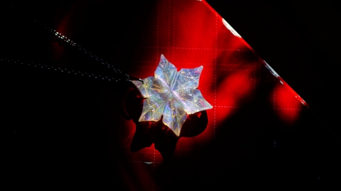 ラフォルム ガラスジュエリー ガラスアクセサリー 絹雪の花 ～ 紗(うすぎぬ) ～ 伸びやかでスタイリッシュな六枚の花びらが印象的なフォルム。雪の様な優しい半透明ホワイト。内部に美しい「ダイクロガラス」の煌きが散りばめられた、世界にひとつのガラスペ…