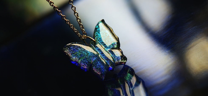 ラフォルム ガラスジュエリー ガラスアクセサリー Brilliant Morpho 美しく花から花へと舞う蝶は、とても優雅で美しいです。そんな蝶の中でもモルフォチョウの輝きは、人の目を奪う美しさがあります。そんなモルフォチョウをイメージしてお作りし…