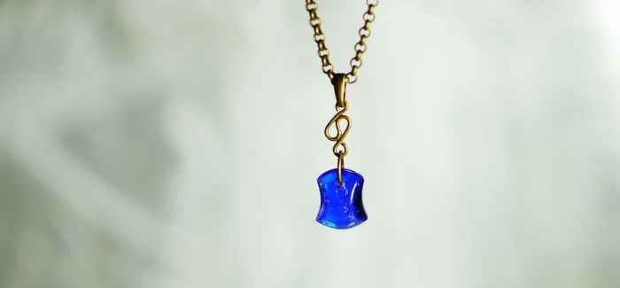 ラフォルム ガラスジュエリー ガラスアクセサリー Deep sea gold bullion 深いコバルトブルーの色味にゴールドの煌き。小ぶりで身に着けやすいシンプルなフォルムと色味が素敵なペンダント。