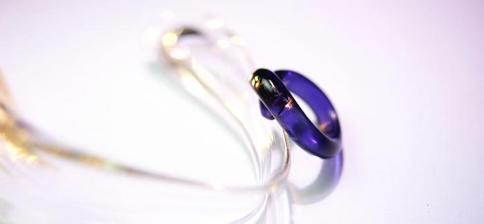 ラフォルム ガラスジュエリー ガラスアクセサリー Cross ring トップ部分がクロスしたスタイリッシュなクロスリングです。透明な濃い目のグレープカラーの単色です。