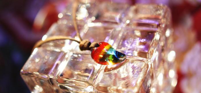 ラフォルム ガラスジュエリー ガラスアクセサリー 虹の宝玉 虹色の可愛らしいプチ勾玉タイプネックレスです。裏面はフラット(平ら)になっていて身に着け易いフォルムです。