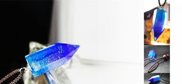 ラフォルム ガラスジュエリー ガラスアクセサリー Oasis ～ Miracle Crystal ～ 六角柱と六角錐をモチーフにした水晶のようなフォルムで、ブルー系のグラデーションにラメを施した立体的なペンダントです。ブルーの淡い色合いから濃い目の…