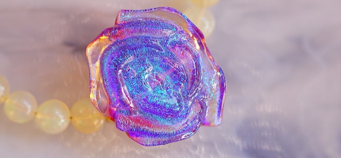 ラフォルム ガラスジュエリー ガラスアクセサリー Precious Rose 魅惑的な美しい薔薇をメインにした世界にひとつのオリジナルメモリアルブレスレットです。
薔薇の内部には「思い出の大切なもの」をお入れしました。美しい輝きは、ガラスの王様と…