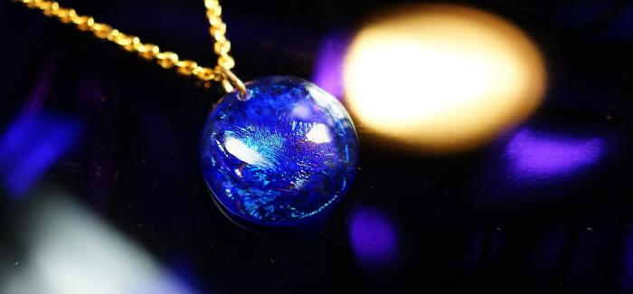 ラフォルム ガラスジュエリー ガラスアクセサリー 広き愛の煌き ～ BLUE CIRCLE ～ 美しいコバルトブルーをベースに、美しいラメで包みました。内部には、光を吸収する度に暗闇で神秘的に光る蓄光加工をしています。また、光に反射して、大変美しい…