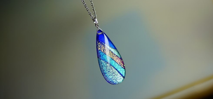 ラフォルム ガラスジュエリー ガラスアクセサリー DICHROIC AURORA WAVE 見る角度や光の当たり方で色合いを変化させる、ガラス素材の中で最高峰のガラスの王様と呼ばれる神秘的な「ダイクロ偏光ガラス」をグラデーションのように施した、美し…