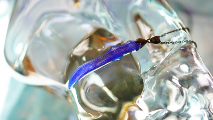 ラフォルム ガラスジュエリー ガラスアクセサリー Sword of fang ～ Blue Knight ～ ブルーの濃淡のマーブル模様。ゴールドやパープルのラメの煌きを施した、牙のようなフォルムの躍動的な剣をイメージしたスタイリッシュなオリジナル…