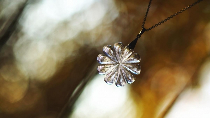 ラフォルム ガラスジュエリー ガラスアクセサリー 幾千夢幻の花 ～ Pale lavender ～ 繊細な十枚の花びらを持つ円形の花。紫外線の強さによって表情を変えるネオラベンダーの淡い色味をベースに、優しいラメを施しています。さらに暗闇でも神秘的…