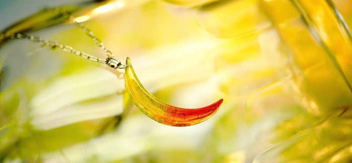 ラフォルム ガラスジュエリー ガラスアクセサリー セレーネの恋 ～ Fruity ～ 弧を描いた繊細でシャープな美しい二日月のフォルム。ビタミンカラーが爽やかな印象のオリジナルガラスペンダントが完成いたしました。