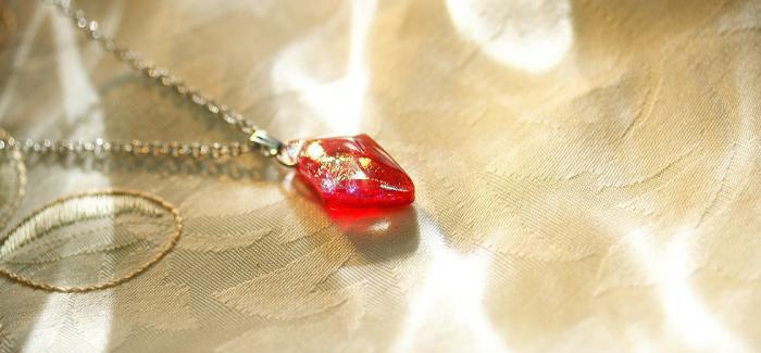 ラフォルム ガラスジュエリー ガラスアクセサリー Pretty fellow / Petit Diamond 小ぶりで可愛らしいひし形タイプです。色合いは、チャーミングなオレンジ系を使用しています。内部にはゴールドを初め、ブルーやグリーンなどに美し…