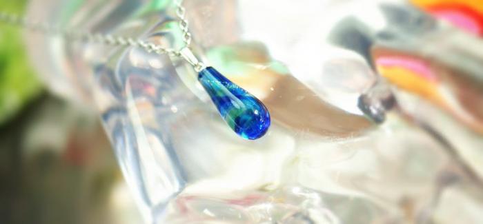 ラフォルム ガラスジュエリー ガラスアクセサリー HOLY WATER ～ 聖水のしずく ～ コバルトブルーやライトアクアマリンブルーなどの優しいブルー系を使用しました。また、ガラスの王様と呼ばれるダイクロ偏光ガラスも使用してマーブルデザインにして…