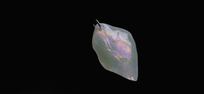 ラフォルム ガラスジュエリー ガラスアクセサリー A fascinating piece of glass ご希望のイメージを具現化した世界にひとつのオリジナルペンダント。シャープさと丸みを併せ持ったイメージです。ガラス内部にラメの煌きを施しました…