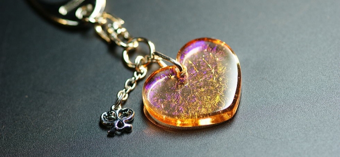 ラフォルム ガラスジュエリー ガラスアクセサリー Coral heart ～ 夢の世界 ～ 厚みを抑えながらも、丸みのある可愛らしいハートのフォルムが印象的なキーホルダーです。トップの内部には赤を含んだラメがグラデーションのようなイメージで含まれて…