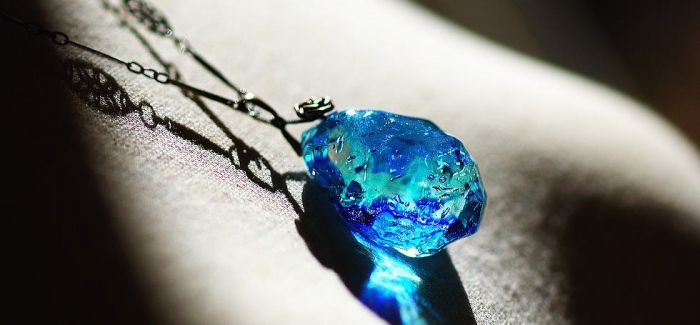 ラフォルム ガラスジュエリー ガラスアクセサリー 水の誕生 ～ 聖らかな水結晶 ～ 聖水の結晶は大自然からの贈り物。『水の誕生』シリーズの美しい煌きと色彩。ランダムな表面に施したカットとブルー系の濃淡、そして内部の煌きが陽光に照らされて美しく煌きま…