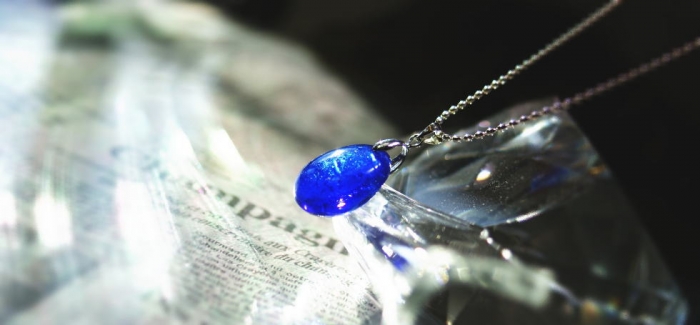 ラフォルム ガラスジュエリー ガラスアクセサリー Blue Drop ～ Fei light  ～ ライトスカイブルーをベースにした、表裏がふっくらした丸みのあるドロップタイプです。表裏両面には、ブルーグリーンの美しいラメを施しました。また、内部に…