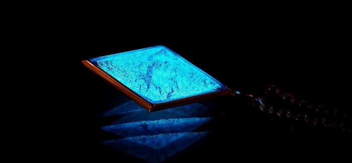 ラフォルム ガラスジュエリー ガラスアクセサリー Collaborate Dreamblue ～ Mysterious Illumination ～ 周囲をSilver925素材の枠で包んだ、ガラスとシルバーとのコラボレーション八面体ペンダントです…