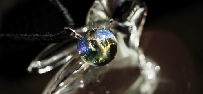 ラフォルム ガラスジュエリー ガラスアクセサリー Big Bang 宇宙をイメージした球体ネックレスです。内部には美しいダイクロ偏光ガラスやラメを数種をマーブル加工し、宇宙の美しさを表現しました。