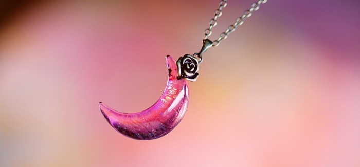 ラフォルム ガラスジュエリー ガラスアクセサリー Ruby moon 虹色の煌きとルビーのような赤「ルビーレッド」が可愛い、三日月ペンダントが完成しました。アンティークゴールド色のチェーンと合わせた素敵な逸品です。