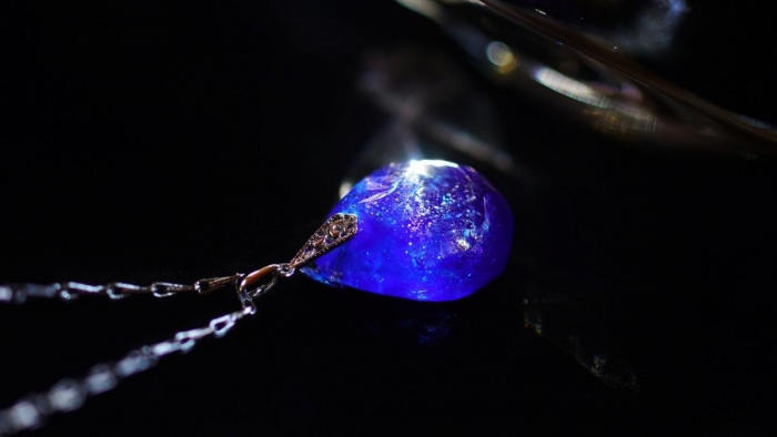 ラフォルム ガラスジュエリー ガラスアクセサリー 燃える水のかけら ～ 深海 ～ 『燃える水のかけら』のイメージをベースに、より濃いめのブルー系の色味でお作りした世界にひとつのガラスのかけらペンダントが完成いたしました。美しい煌きと表面のランダムな…