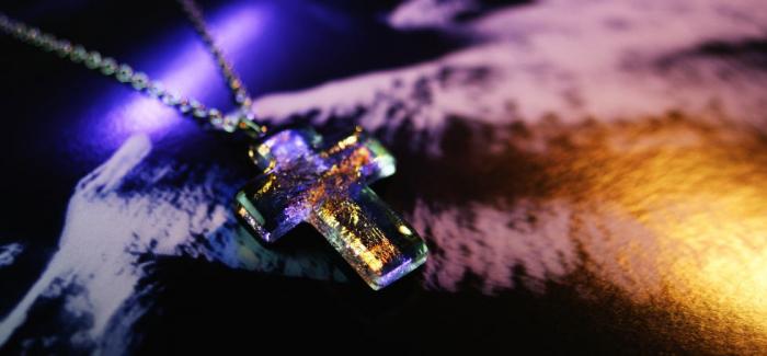 ラフォルム ガラスジュエリー ガラスアクセサリー Cross ～ Limelight ～ 優しいラインのクロスタイプネックレスです。ベースはアクアマリンブルーを使用していますので、透過いたしますと海のような雰囲気もございます。また、ラメはレインボー…