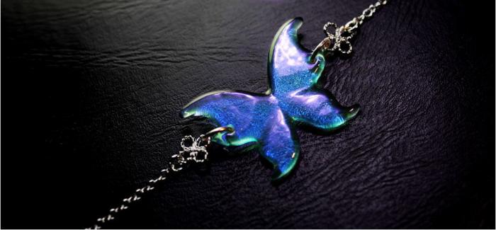 ラフォルム ガラスジュエリー ガラスアクセサリー Fascinating butterfly ～ 魅惑の蝶 ～ 魅力的で妖艶な蝶のフォルムを表現したブレスレットです。ベースにはライトアクアマリンブルーを使用し、全体的には優しいブルー系のラメを施しま…