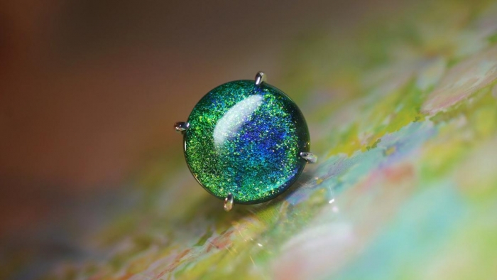 ラフォルム ガラスジュエリー ガラスアクセサリー Amazing green アベンチュリングリーンの繊細な煌きと「ダイクロガラス」の神秘的な煌きが織りなす美しい煌きをご堪能いただける、世界にひとつのオリジナルリングが完成いたしました。繊細なオリジ…