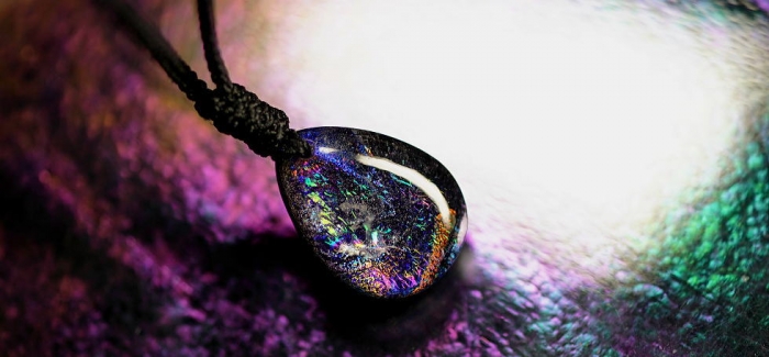 ラフォルム ガラスジュエリー ガラスアクセサリー Vivid Light Galaxy 銀河の美しい光がガラスの内部に煌きます。オーロラのような煌き、流星のような煌き、未知なるその煌きが満ちた神秘の宇宙空間をガラスのドロップの中に再現した世界にひと…