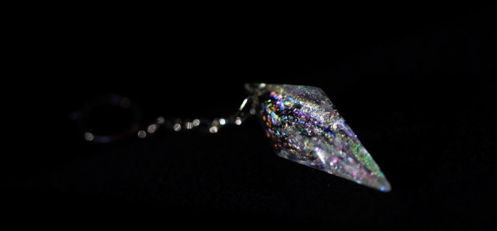 ラフォルム ガラスジュエリー ガラスアクセサリー Dreamblue ～ イーリスの虹 / PLATINUM フープイヤリング ～ 無色透明のガラスの中に変幻自在の煌きを閉じ込めた、世界にひとつの片耳用オリジナル変形八面体フープイヤリング。小ぶりの…